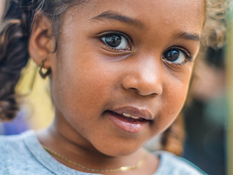 Ogni gesto di solidarietà illumina il futuro di un bambino.
